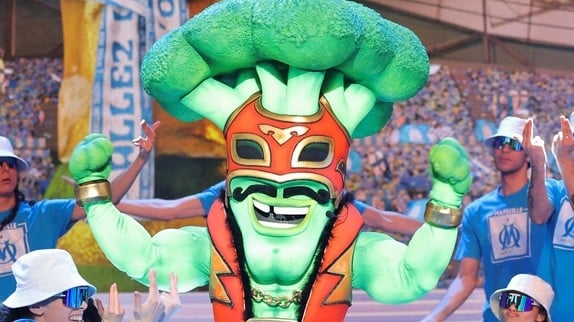 Mask Singer 2025 : Le Brocoli catcheur déjà démasqué ? Les premiers indices révélés