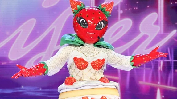 Mask Singer Saison 7 : Le Fraisier, une célébrité gourmande à découvrir