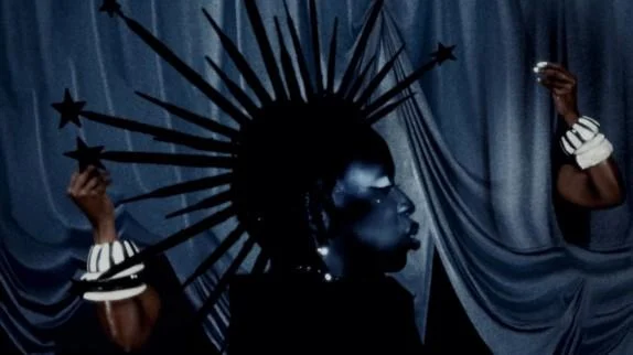 Theodora : son clip \"Fashion Designa\" affole internet – Un phénomène musical en pleine ascension
