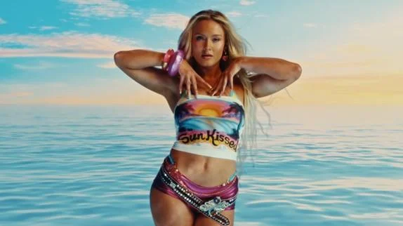 Le meilleur clip de la semaine : Zara Larsson embrase l'écran avec "Midnight Sun"