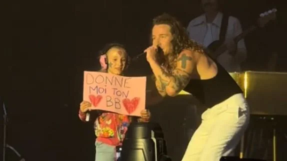 Julien Doré réalise le rêve d'une fan de 7 ans au Main Square Festival