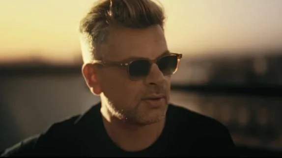 Benjamin Biolay dévoile « Juste avant de tomber » : clip tourné dans Paris et préparation du Disque Bleu