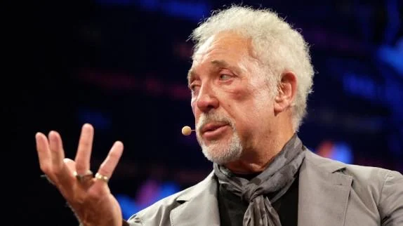 Tom Jones contraint d'annuler un concert en Allemagne à cause d'une infection respiratoire