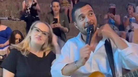 Amir réalise le rêve d’une fan en plein concert : un moment inoubliable
