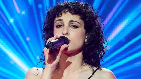 Barbara Pravi bouleverse avec sa chanson pour la paix 'Des éclats dans les nuages'