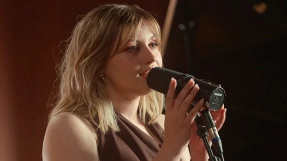 Marine interprète son dernier single en live acoustique