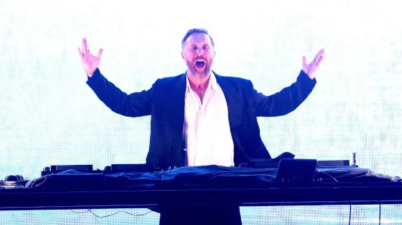 David Guetta dynamite un tube des années 2000 avec son nouvel hymne électro explosif