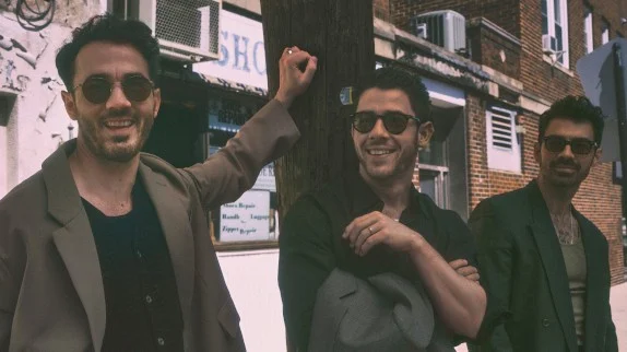 Les Jonas Brothers et Dean Lewis dévoilent le duo émouvant 'Loved You Better'