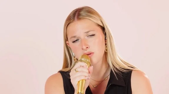 Helena reprend Billie Eilish en acoustique : une performance sublime