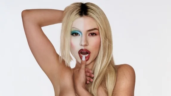 Ava Max : son nouvel album 'Don't Click Play' face aux critiques et aux comparaisons avec Lady Gaga