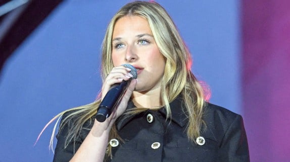 Helena dévoile son nouveau single : 'Tout a changé (Rien n'a changé)'