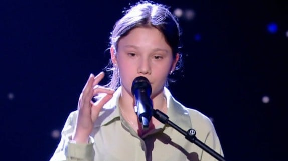 The Voice Kids : Ninon, sourde de naissance, émeut Santa en chantant en langue des signes