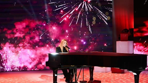 Santa, marraine du Téléthon 2025 : un engagement solidaire pour la recherche