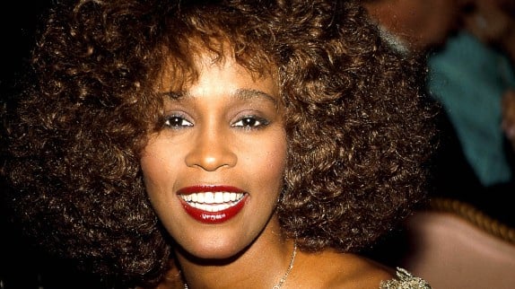 Whitney Houston : une version inédite de son plus grand tube illumine 2025