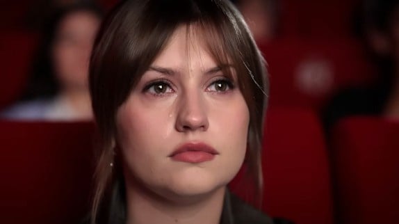 Marine Émotive dans le Clip 'Restes d'averses' pour le Film 'Regretting You'