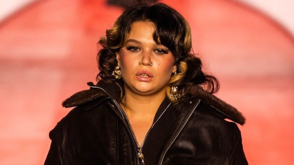 Lola Young annule sa tournée mondiale après un malaise sur scène