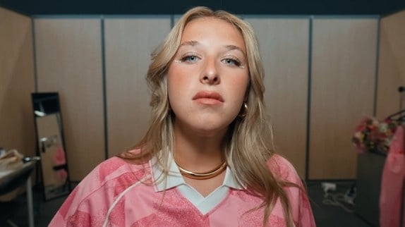 Helena fait le bilan de sa carrière dans son nouveau clip