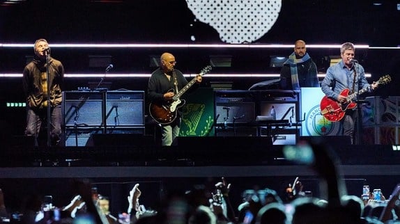 Oasis Tournée 2025 : Paul "Bonehead" Arthurs en Pause pour Traitement Cancer Prostate