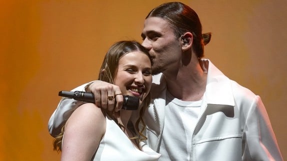 Helena Bailly : "Loin de toi (Jamais)" est-elle dédiée à Pierre Garnier ? Analyse des paroles et rumeurs de couple