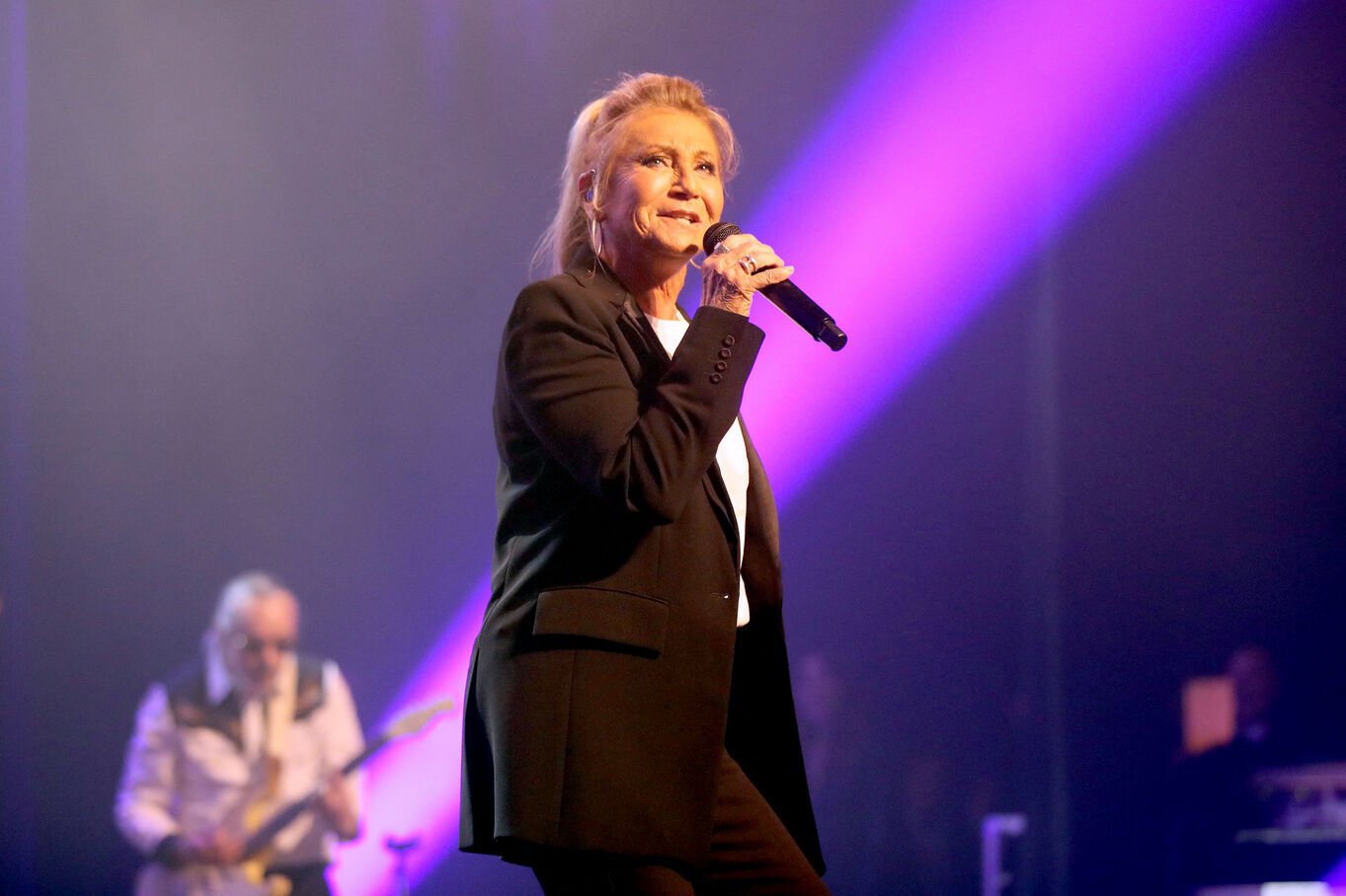 Sheila Bouleversée dans C à Vous : Témoignage sur la Mort de Ludovic Chancel, son Fils Unique