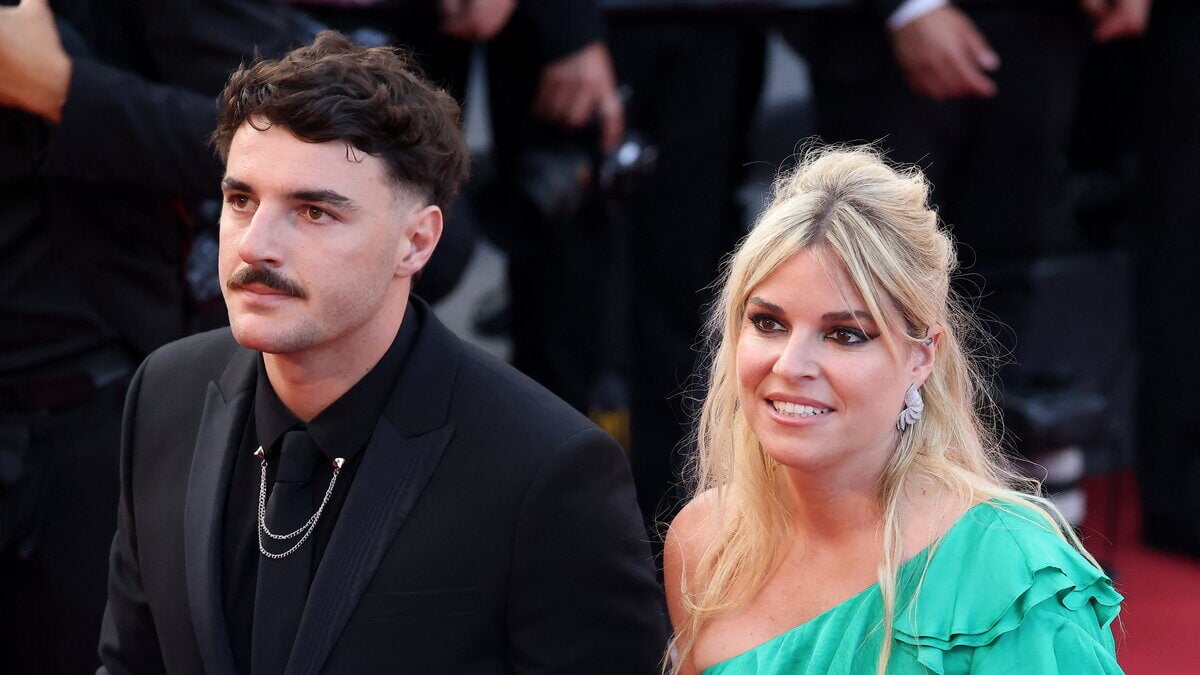 Blessure de Baptiste Germain à l'Aviron Bayonnais : Sophie Tapie Partage une Photo Inquiétante de son Mari Blessé au Genou | Actualité Rugby Top 14