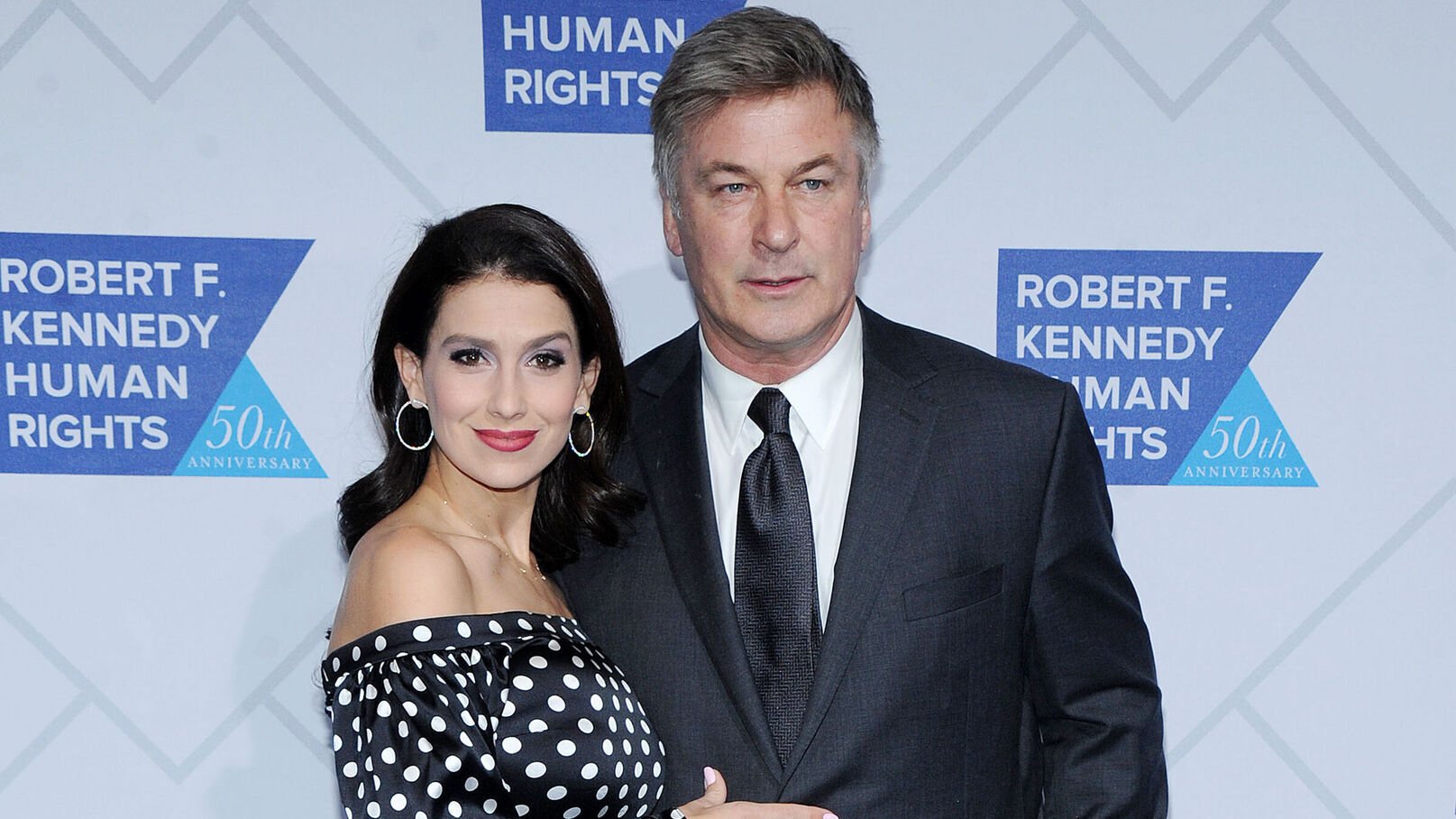 Crise Conjugale Hilaria et Alec Baldwin : Thérapie de Couple pour Surmonter 26 Ans de Différence d'Âge et Drames Médiatiques